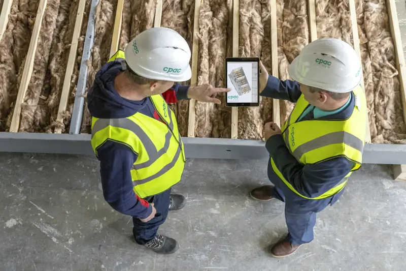 Deux professionnels du chantier consultant une tablette