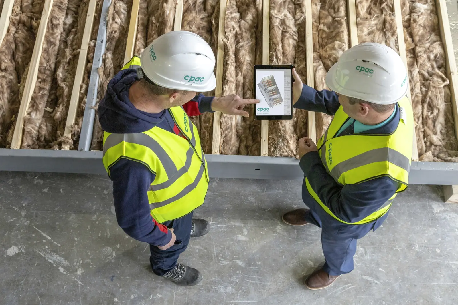 Deux professionnels du chantier consultant une tablette