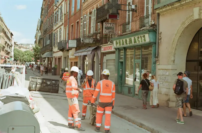 Équipe d'ouvriers en tenue haute visibilité dans une rue