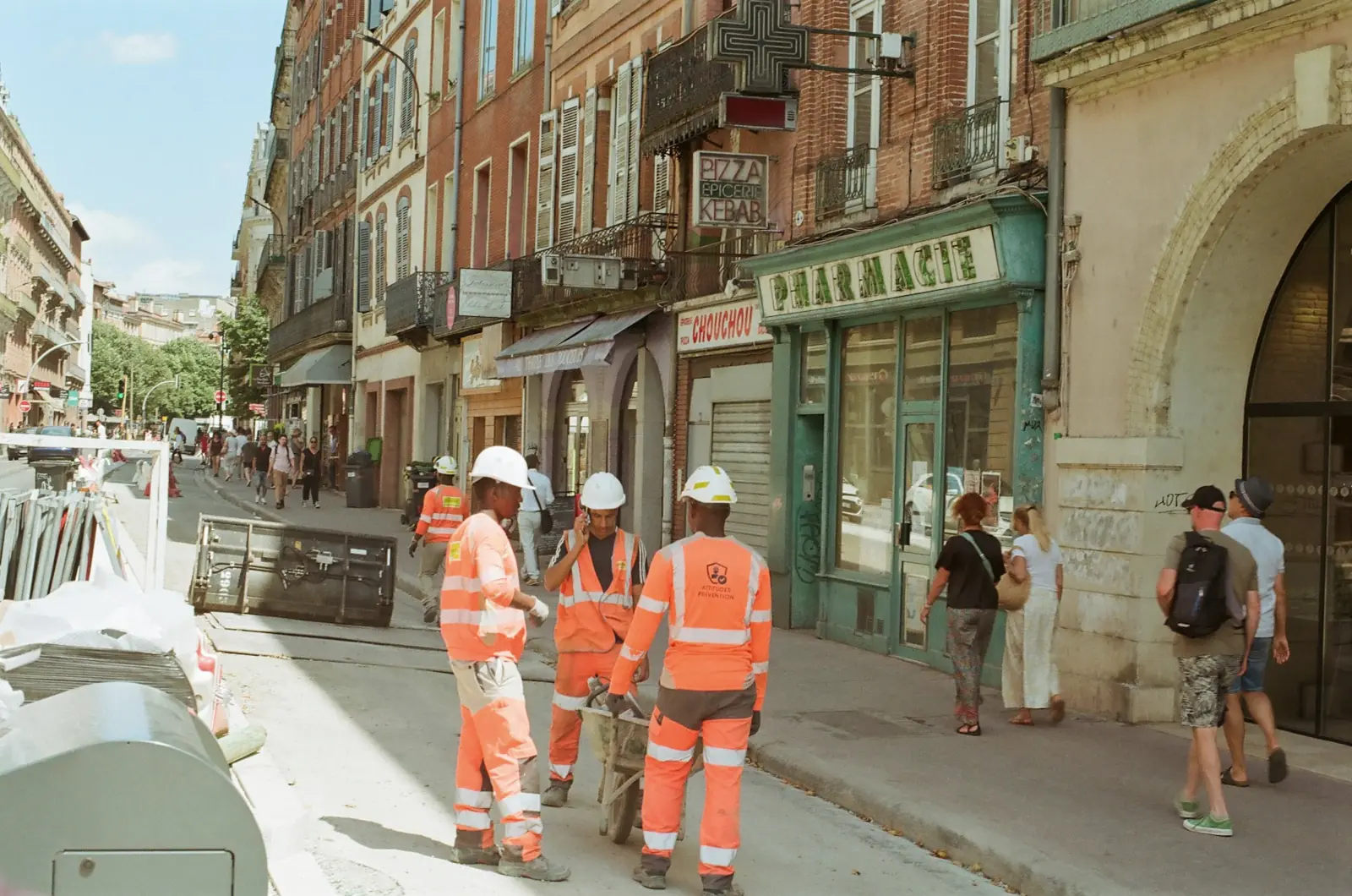 Équipe d'ouvriers en tenue haute visibilité dans une rue