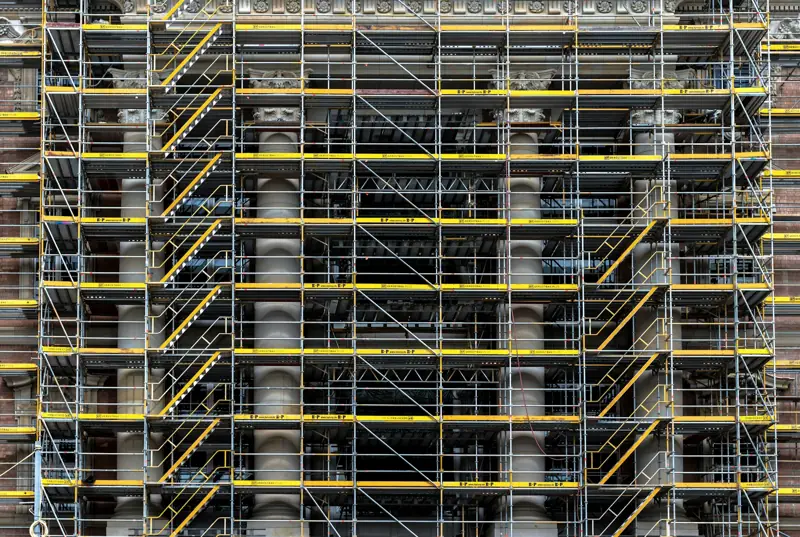 Façade d'immeuble en rénovation sous échafaudage