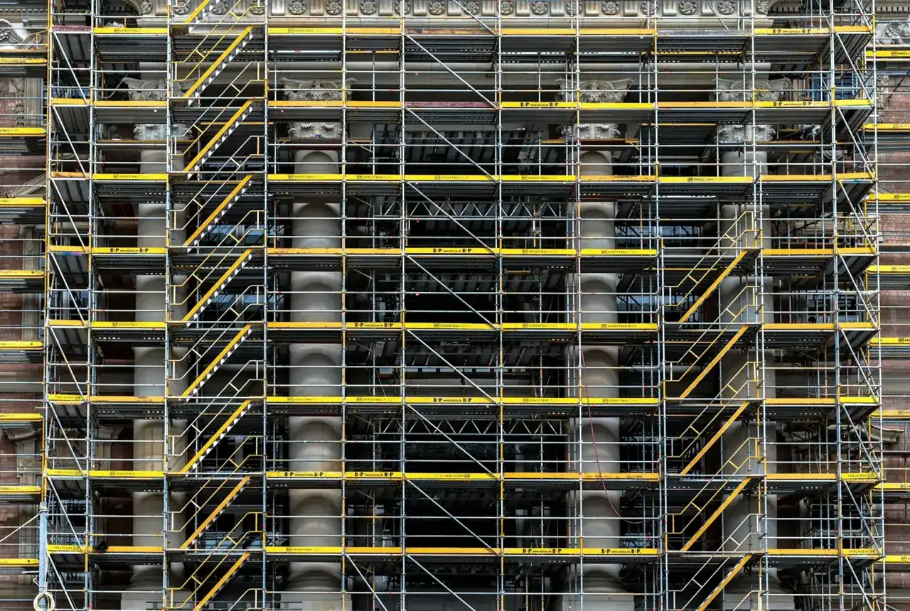 Façade d'immeuble en rénovation sous échafaudage